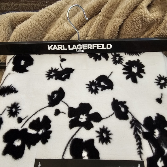 NWT  KARL LAGERFELD THROW Blanket - Picture 4 of 5